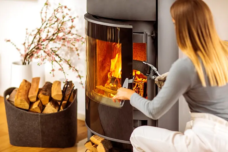 Kaminofen feuer anzünden Ofen richtig bedienen